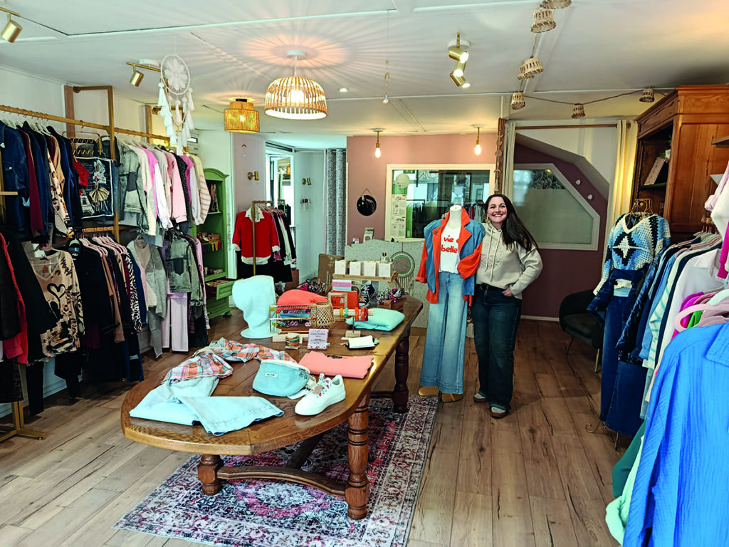 Intérieur de la boutique Unlikely, mode femme à Morlaàs